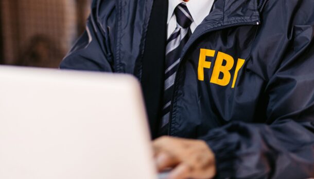Ameaça cibernética ativa: NSA, FBI e CISA alertam para ataques com IA a infraestruturas críticas dos EUA