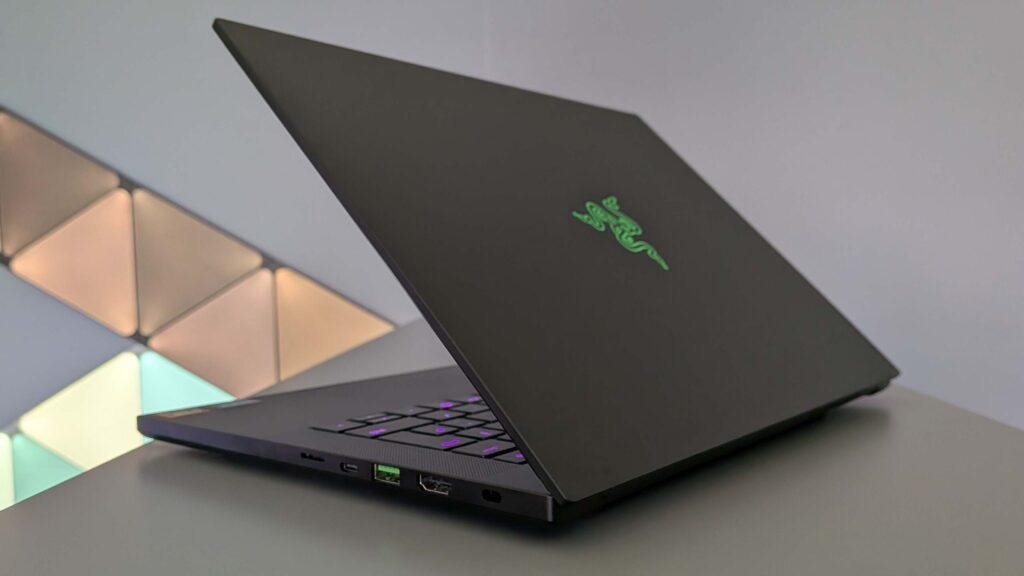 Aposta de R$ 5 mil: gamer recebe laptop Razer de R$ 30 mil por erro de etiqueta