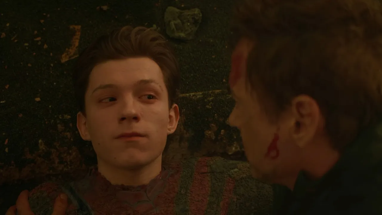 Diretor de Vingadores: Guerra Infinita revela como cena da morte do Homem-Aranha foi mudada para emocionar o público