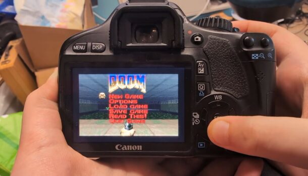 Fotógrafo? Não, caçador de demônios: entusiasta roda Doom em câmera Canon DSLR