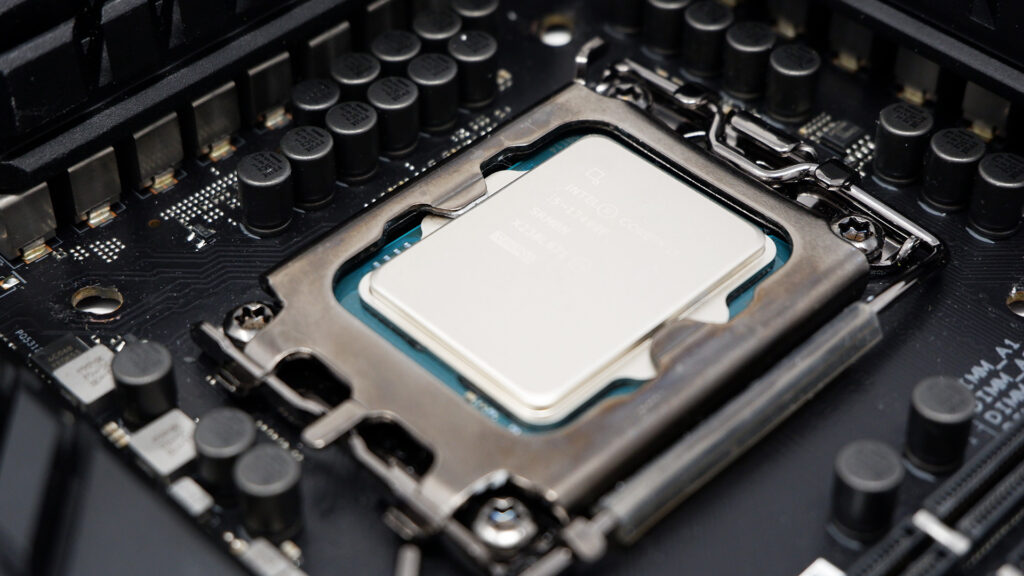 Intel mantém processadores Raptor Lake no catálogo por anos como alternativa barata diante da alta do DDR5