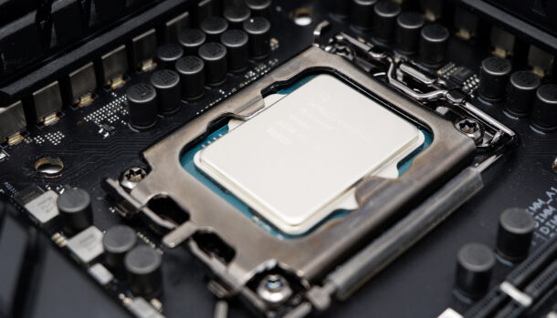 Intel mantém processadores Raptor Lake no catálogo por anos como alternativa barata diante da alta do DDR5