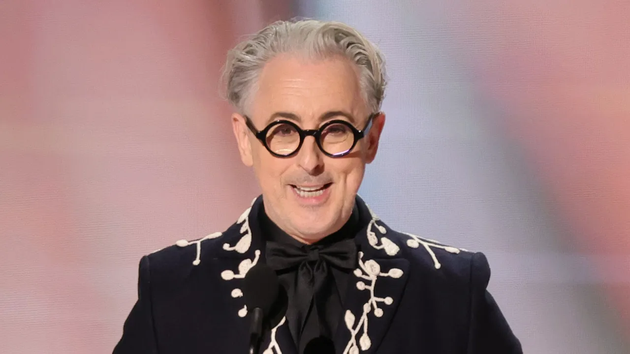 Alan Cumming revela bastidores de Avengers: Doomsday: não entendi o roteiro, só fui correr