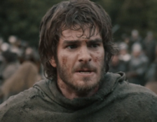 Andrew Garfield manda recado para bilionários com novo filme sobre revolta camponesa