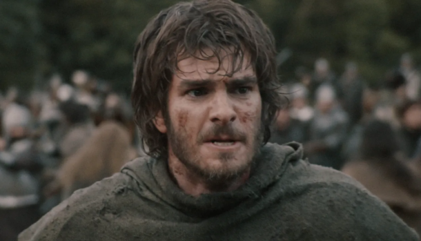 Andrew Garfield manda recado para bilionários com novo filme sobre revolta camponesa