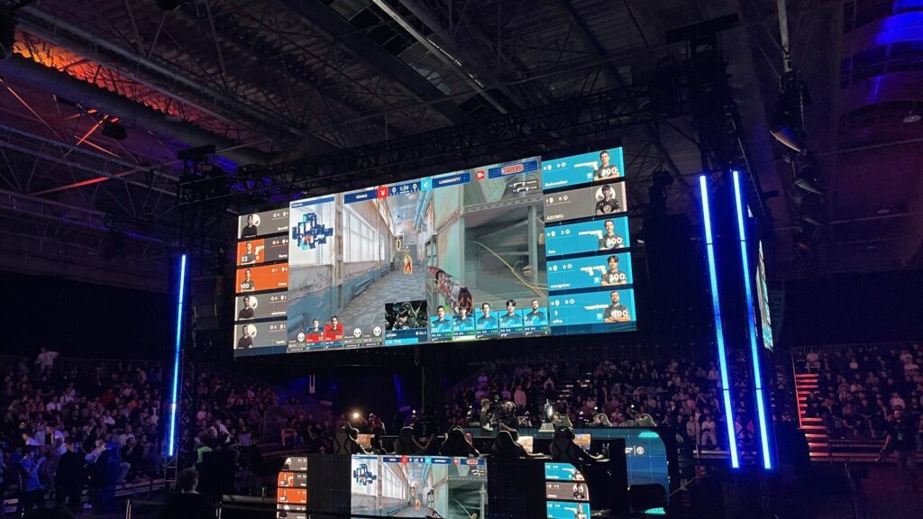 Counter-Strike 2, comunidade e pertencimento: a experiência de um torneio ao vivo em Varsóvia
