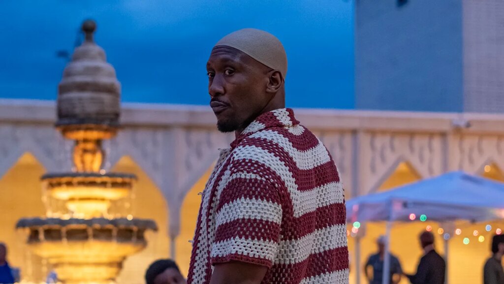 Mahershala Ali vira assassino a serviço da fé em Your Mother Your Mother Your Mother