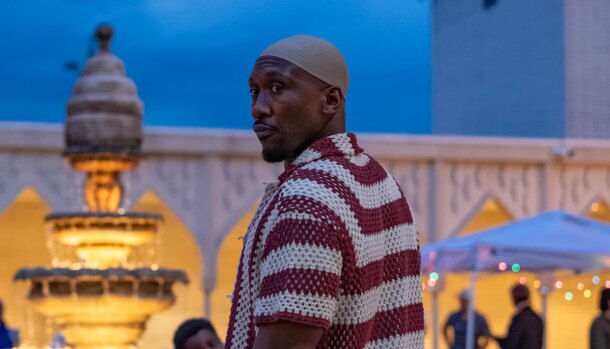 Mahershala Ali vira assassino a serviço da fé em Your Mother Your Mother Your Mother