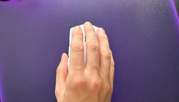 Segurar o mouse com o dedo anelar no botão direito é estranho ou elite?