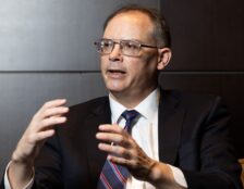 Tim Sweeney critica plano da União Europeia de banir redes sociais para menores de 13 anos