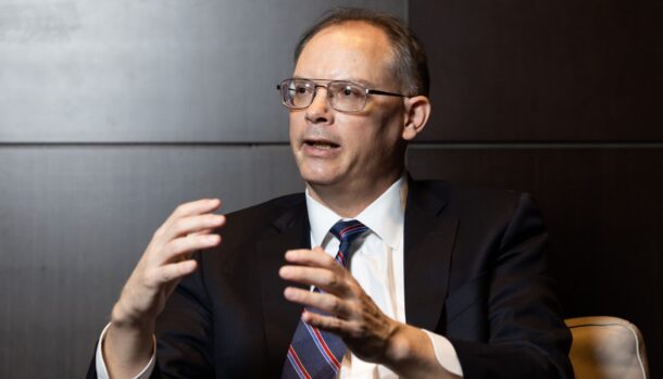 Tim Sweeney critica plano da União Europeia de banir redes sociais para menores de 13 anos