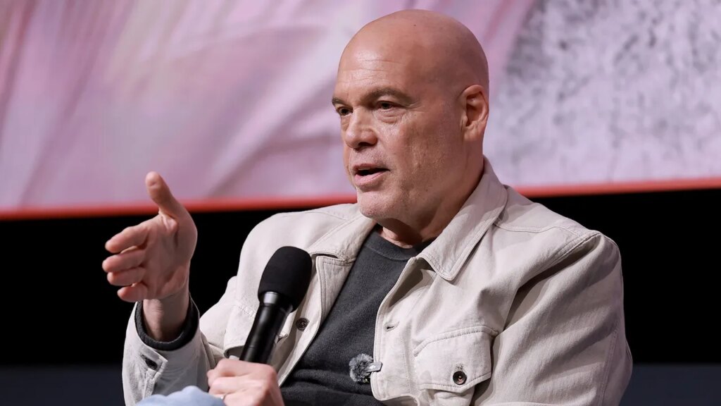 Vincent DOnofrio sai em defesa de Deborah Ann Woll após críticas aos trajes de Laufey em God of War