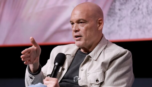 Vincent DOnofrio sai em defesa de Deborah Ann Woll após críticas aos trajes de Laufey em God of War