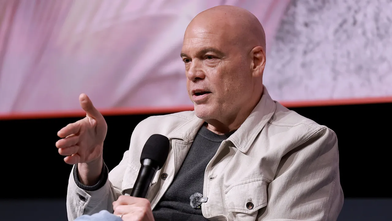 Vincent DOnofrio sai em defesa de Deborah Ann Woll após críticas aos trajes de Laufey em God of War