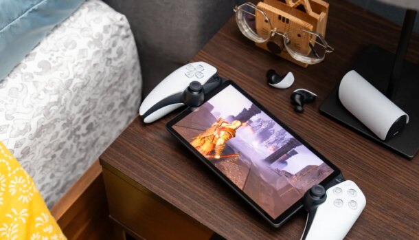 Certificação vaza dois possíveis novos modelos do PlayStation Portal, com indício de tela OLED