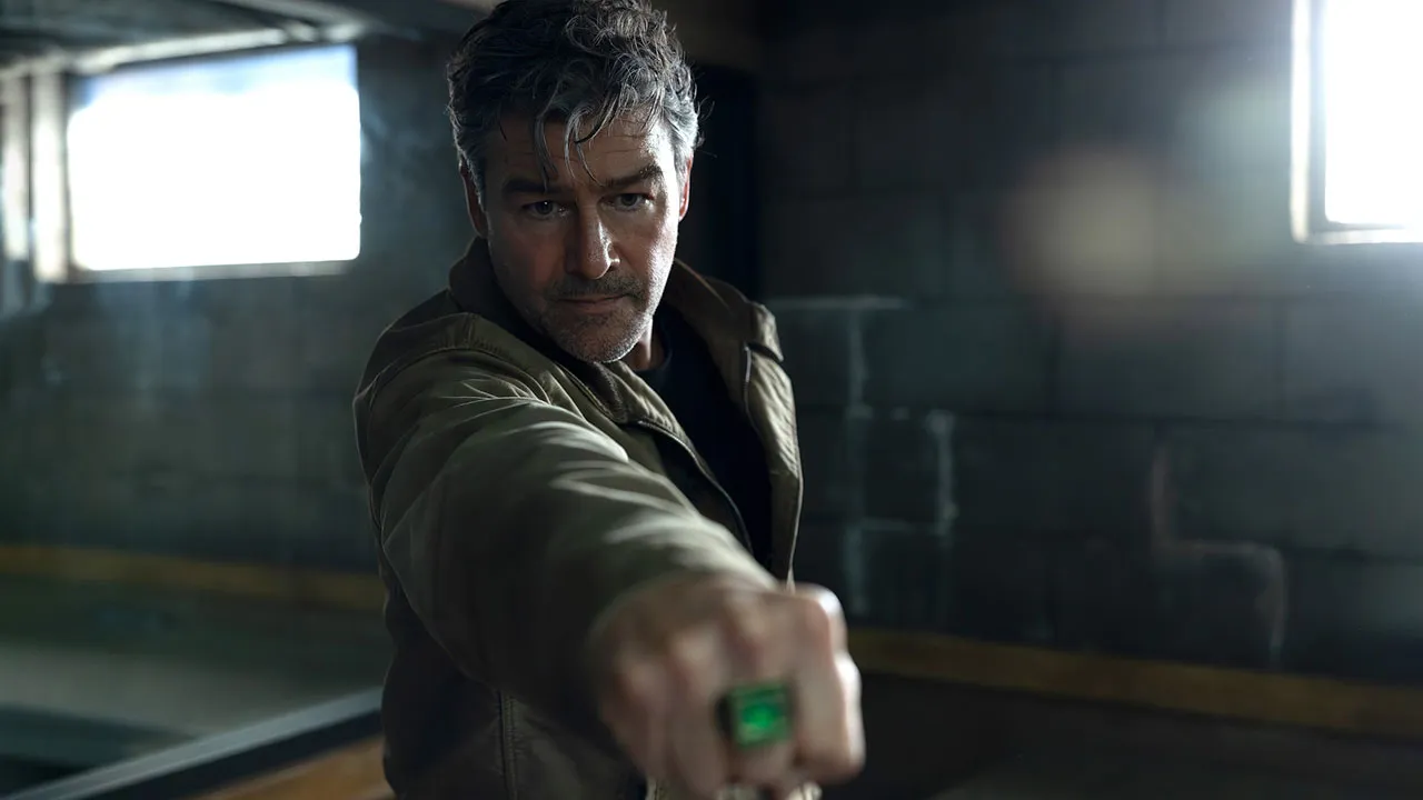 Fãs elegem Kyle Chandler como o RDJ da DC após final da 1ª temporada de Lanterns