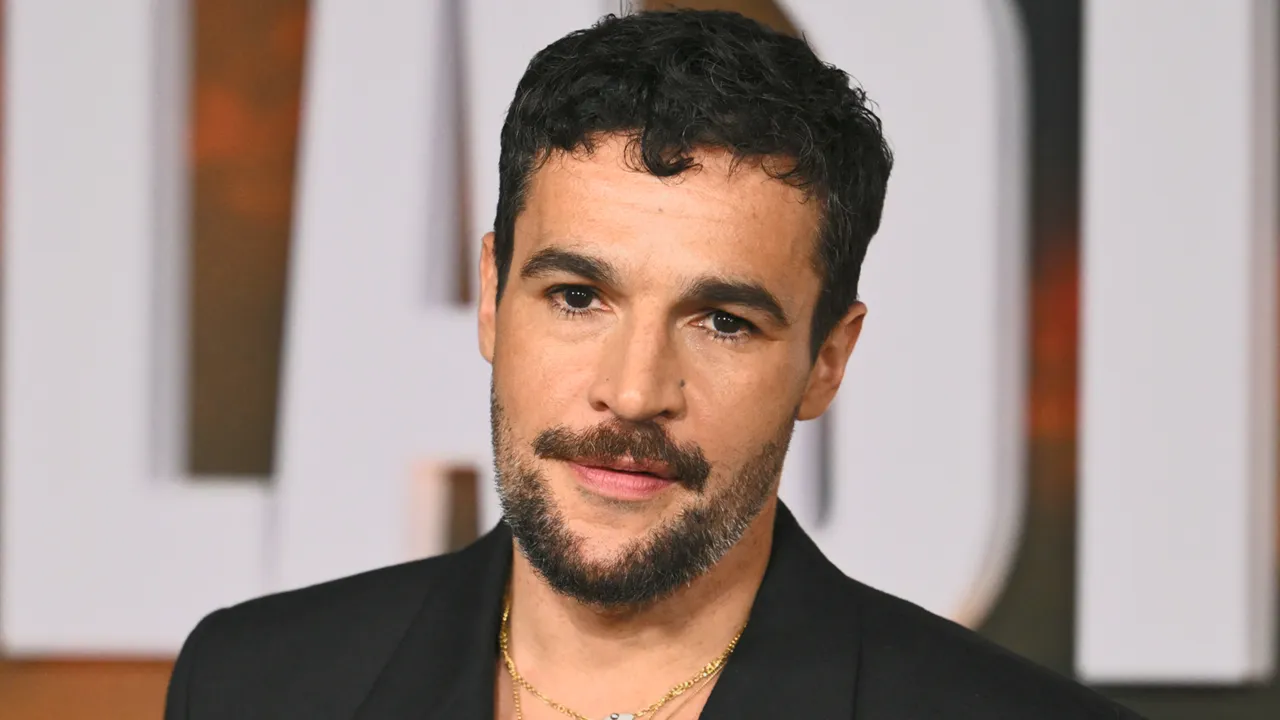 Professor X de Christopher Abbott fica fora de Vingadores: Doomsday e Secret Wars