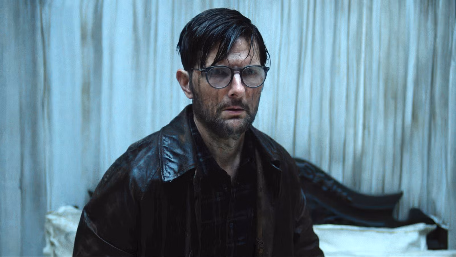 Terror irlandês Hokum, com Adam Scott, chega ao streaming e merece sua atenção