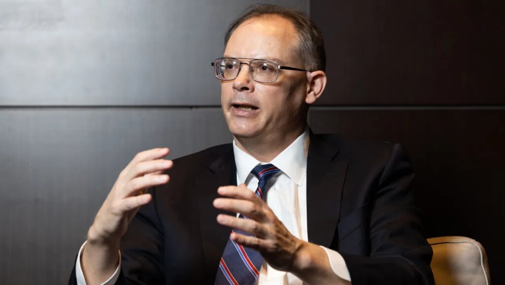 Tim Sweeney critica política de IA da Steam e compara divulgação a declaração política