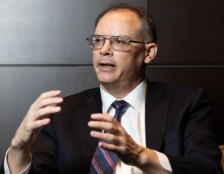 Tim Sweeney critica política de IA da Steam e compara divulgação a declaração política