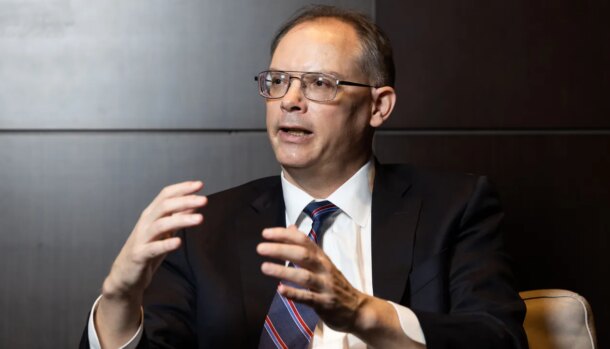 Tim Sweeney critica política de IA da Steam e compara divulgação a declaração política
