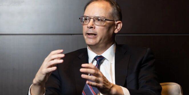Tim Sweeney critica política de IA da Steam e compara divulgação a declaração política