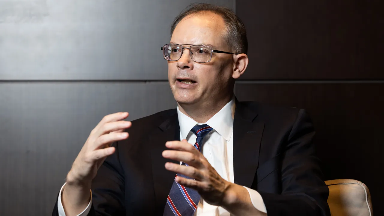 Tim Sweeney critica política de IA da Steam e compara divulgação a declaração política